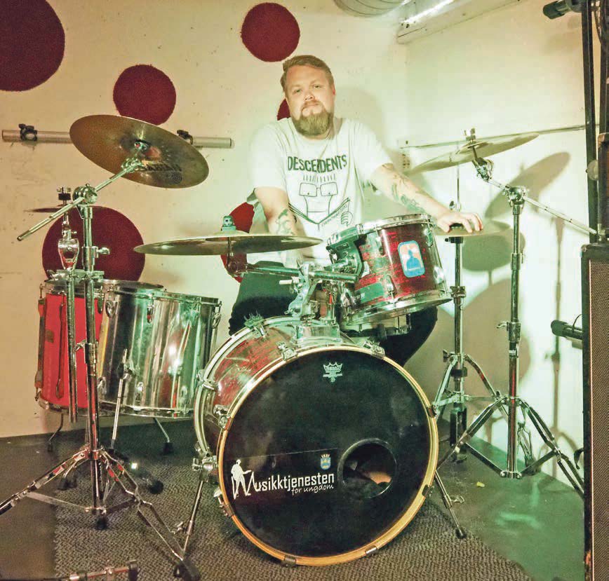 TROMMER: Dette er nok Joakim sitt favorittinstrument. Det står på musikkrommet og kan brukes av de som vil.